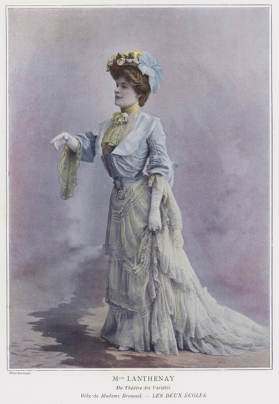 Adeline Lanthenay en Madame Breneuil dans Les Deux Écoles - Reutlinger Studio